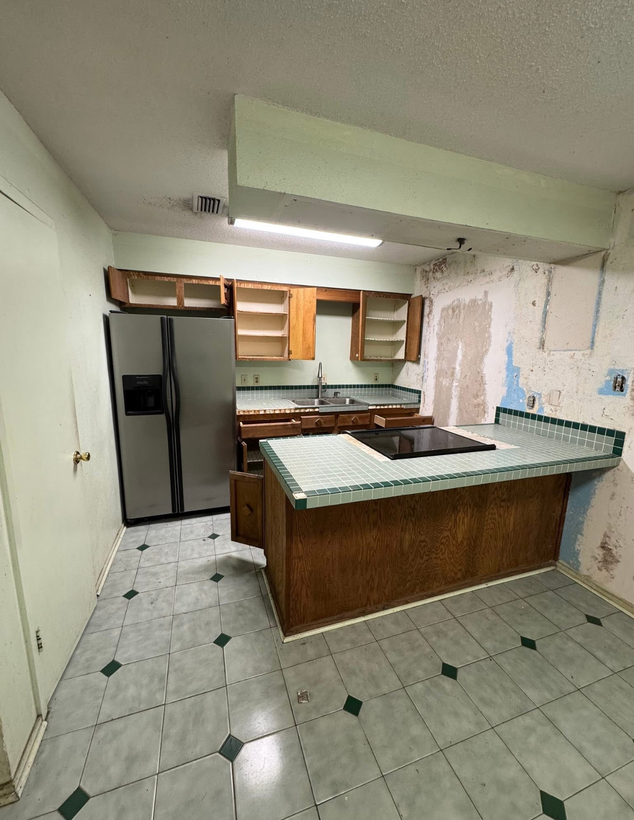 Kitchen before project 2