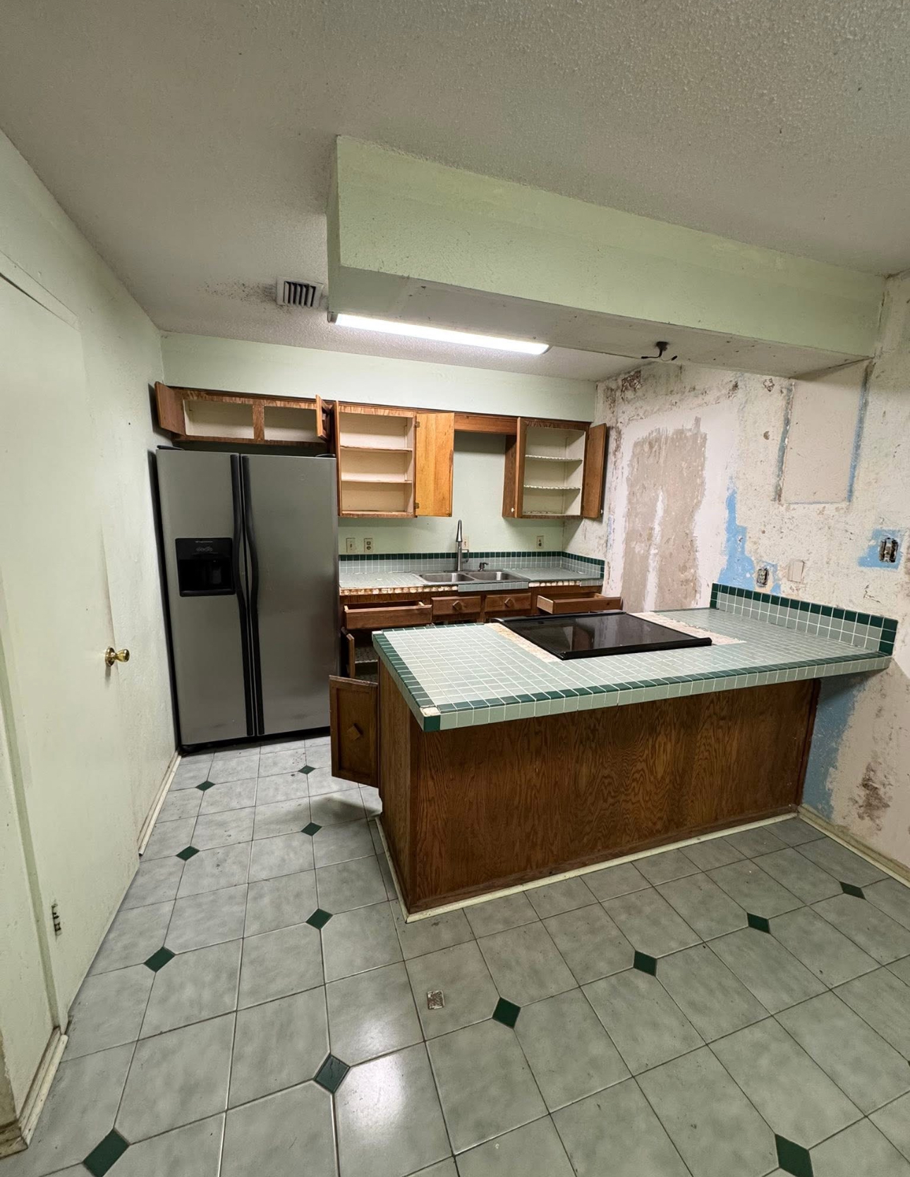 Kitchen before green tile
